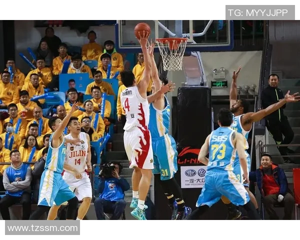 火箭球迷与勇士球迷的激情对决谁能笑到最后的篮球盛宴